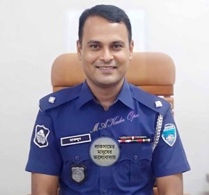 কর্মগুণে লাকসামবাসীর মণিকোঠায়: অশ্রুসিক্ত নয়নে বিদায় নিলেন মানবিক ওসি মাকসুদ আহমেদ